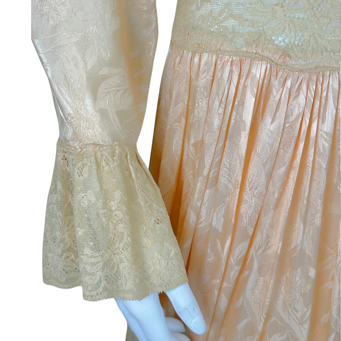 Vintage 1930s Blush Pink Satin Peignoir Robe with Ivory Lace Trim